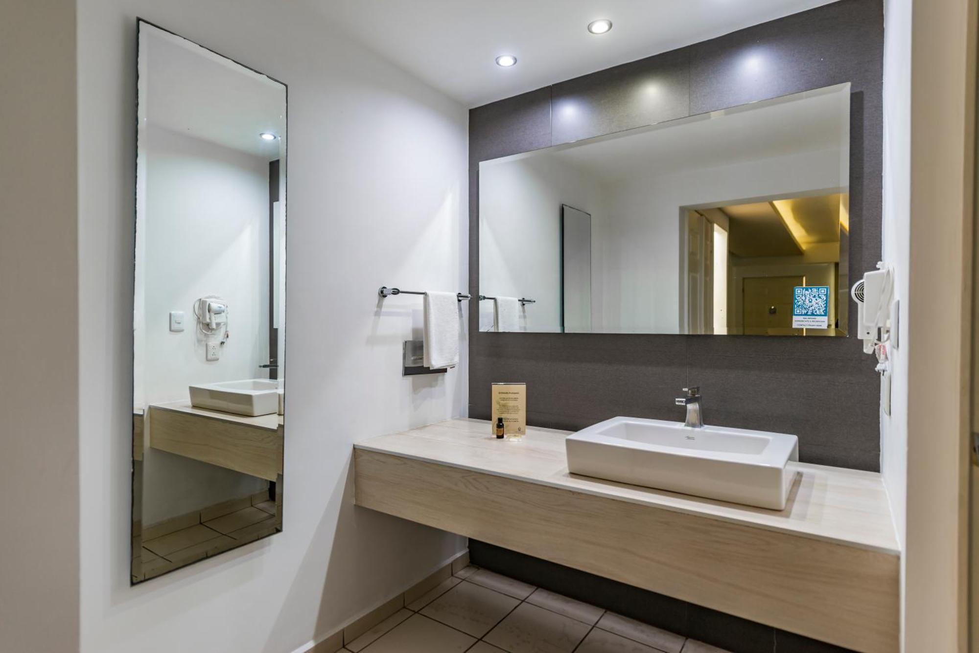 Quinta Dorada Hotel & Suites Салтильо Екстериор снимка