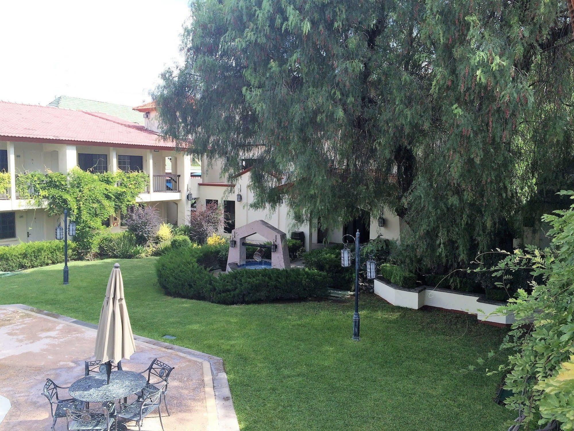 Quinta Dorada Hotel & Suites Салтильо Екстериор снимка